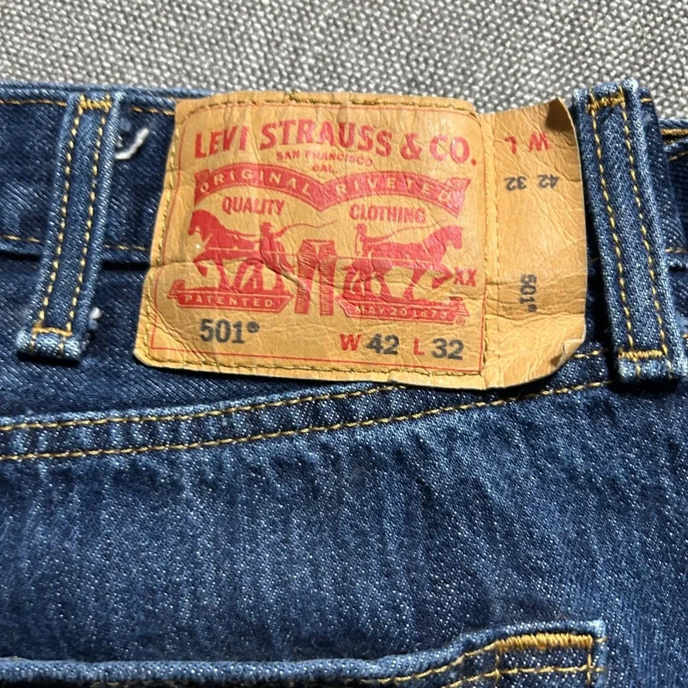 Levi's 501 Original Fit Jeans Mens 42x32 Dark Indigo Blue Button Fly Straight